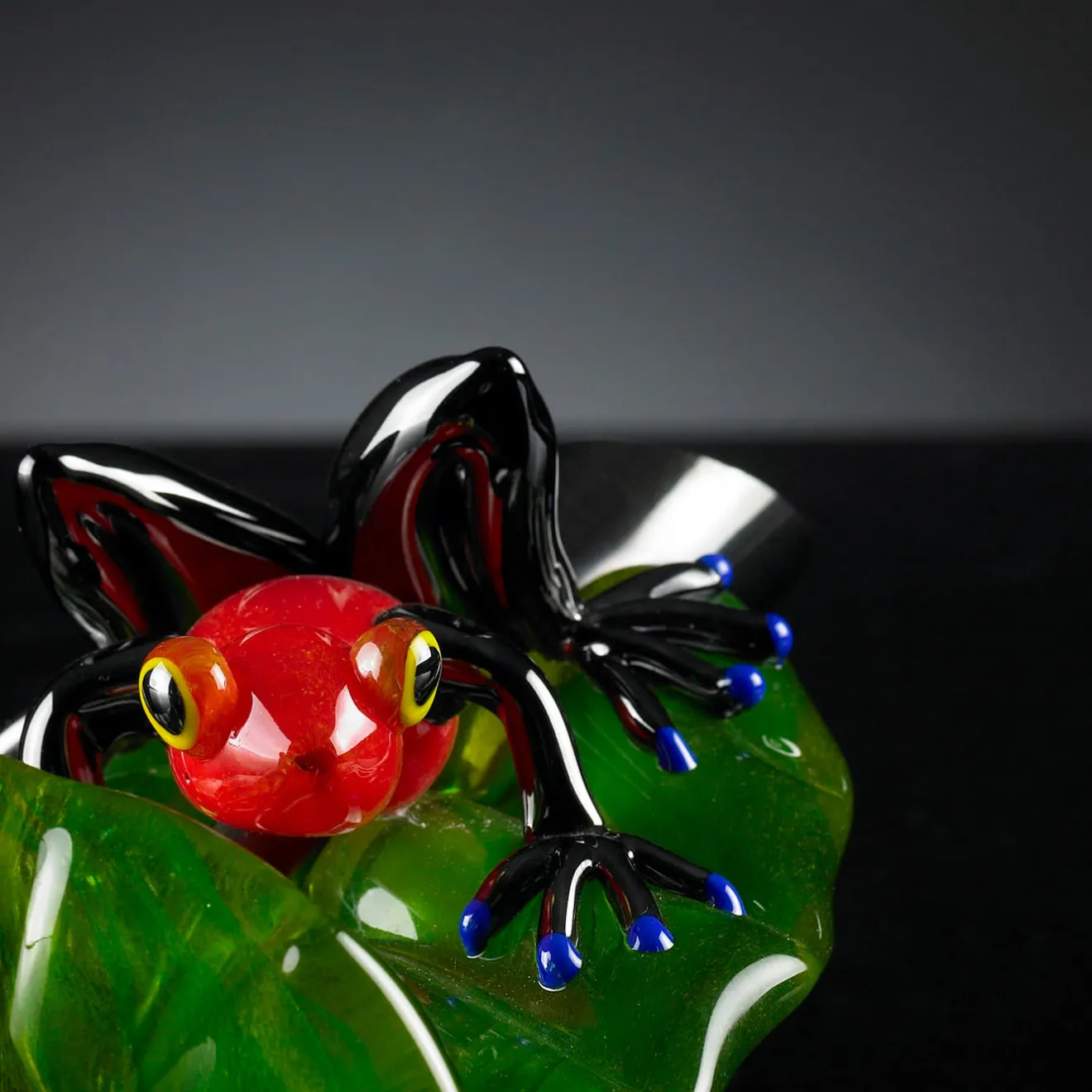 VGnewtrend Rana rossa in vetro su foglia