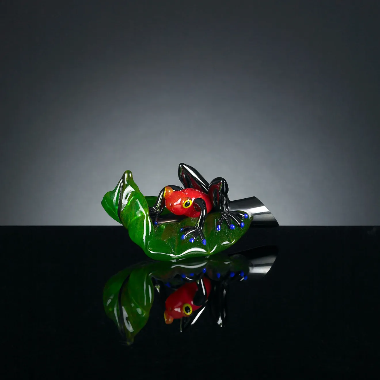 VGnewtrend Rana rossa in vetro su foglia