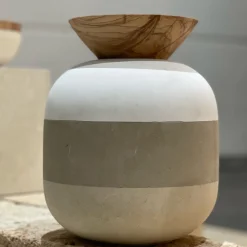 Pimar Limestone Rito N. 3 C Vaso in Pietra Leccese con Coperchio in Legno d'Ulivo
