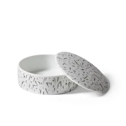 Cassina Scatola rotonda in bianco e nero Post Scriptum di Formafantasma #1