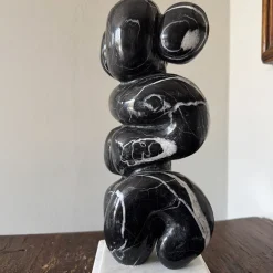 Espidesign by Paola Speranza Scultura Abbracci in Marmo Nero Venato su Base Bianca di Piero Speranza