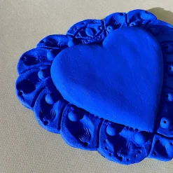 Amelia Corvino Scultura Da Parete Milagros Cuore Sacro In Gesso Blu