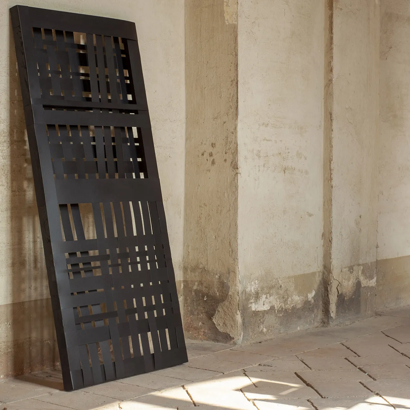 Splot Design Scultura da parete Scutum Black Abatellis