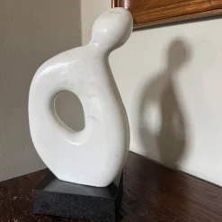 Espidesign by Paola Speranza Scultura Figura Aperta Al Vuoto in Marmo Bianco su Base in Granito di Piero Speranza