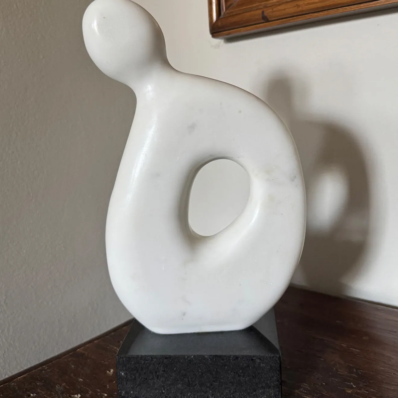 Espidesign by Paola Speranza Scultura Figura Aperta Al Vuoto in Marmo Bianco su Base in Granito di Piero Speranza