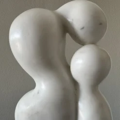 Espidesign by Paola Speranza Scultura Il Contatto in Marmo Bianco di Carrara su Base in Marmo Rosso Verona di Piero Speranza