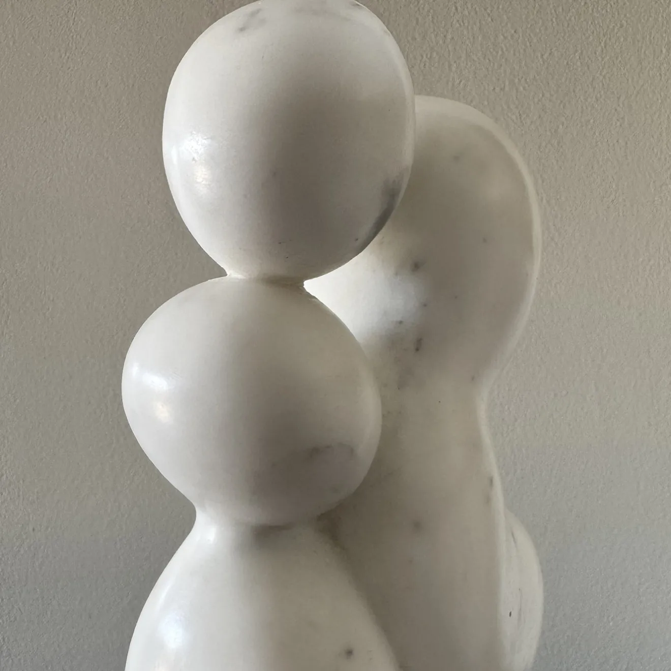 Espidesign by Paola Speranza Scultura Il Contatto in Marmo Bianco di Carrara su Base in Marmo Rosso Verona di Piero Speranza