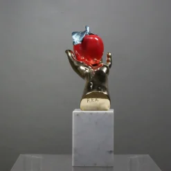 Fonderia Artistica Ruocco Scultura Mano Mela in bronzo policromo