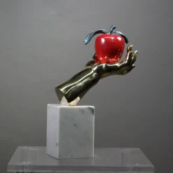 Fonderia Artistica Ruocco Scultura Mano Mela in bronzo policromo