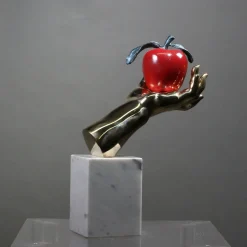Fonderia Artistica Ruocco Scultura Mano Mela in bronzo policromo