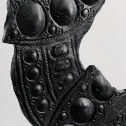 deBlona Scultura Néra in ceramica con piedistallo di Gabriele Mengoni