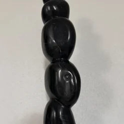 Espidesign by Paola Speranza Scultura Presenza Invisibile in marmo Nero Marquina su base bianca di Piero Speranza