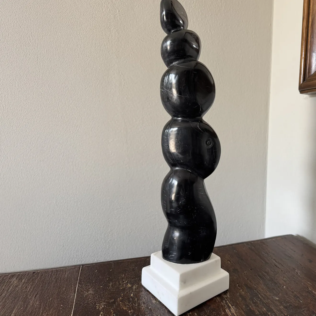 Espidesign by Paola Speranza Scultura Presenza Invisibile in marmo Nero Marquina su base bianca di Piero Speranza