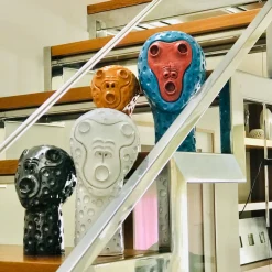 Freaklab Scultura testa di scimmia nera