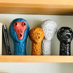 Freaklab Scultura testa di scimmia nera