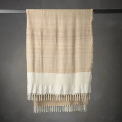 The House of Lyria Senja.D2 Coperta in seta e lino con frange color sabbia