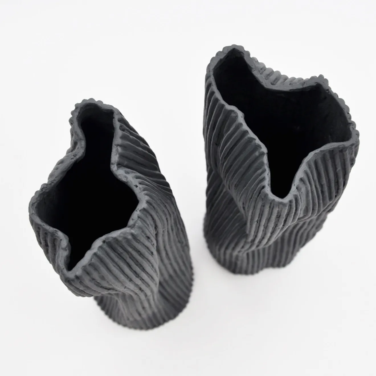 Design Center 1991 Set di 2 vasi decorativi "Paesaggio 25 Black #2" di Nino Basso