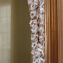 Caiafa Specchio ad arco con fiori in porcellana Capodimonte e dettagli dorati dipinti a mano