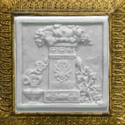 Caiafa Specchio da parete classico dorato con placchette in porcellana biscuit di Capodimonte