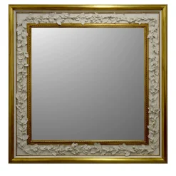 Caiafa Specchio da parete dorato con decorazioni in porcellana biscuit di Capodimonte