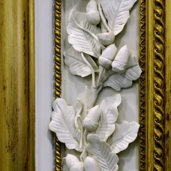 Caiafa Specchio da parete dorato con decorazioni in porcellana biscuit di Capodimonte