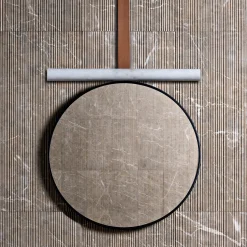 Luce Di Carrara Specchio in marmo a tubo con cinturino in pelle