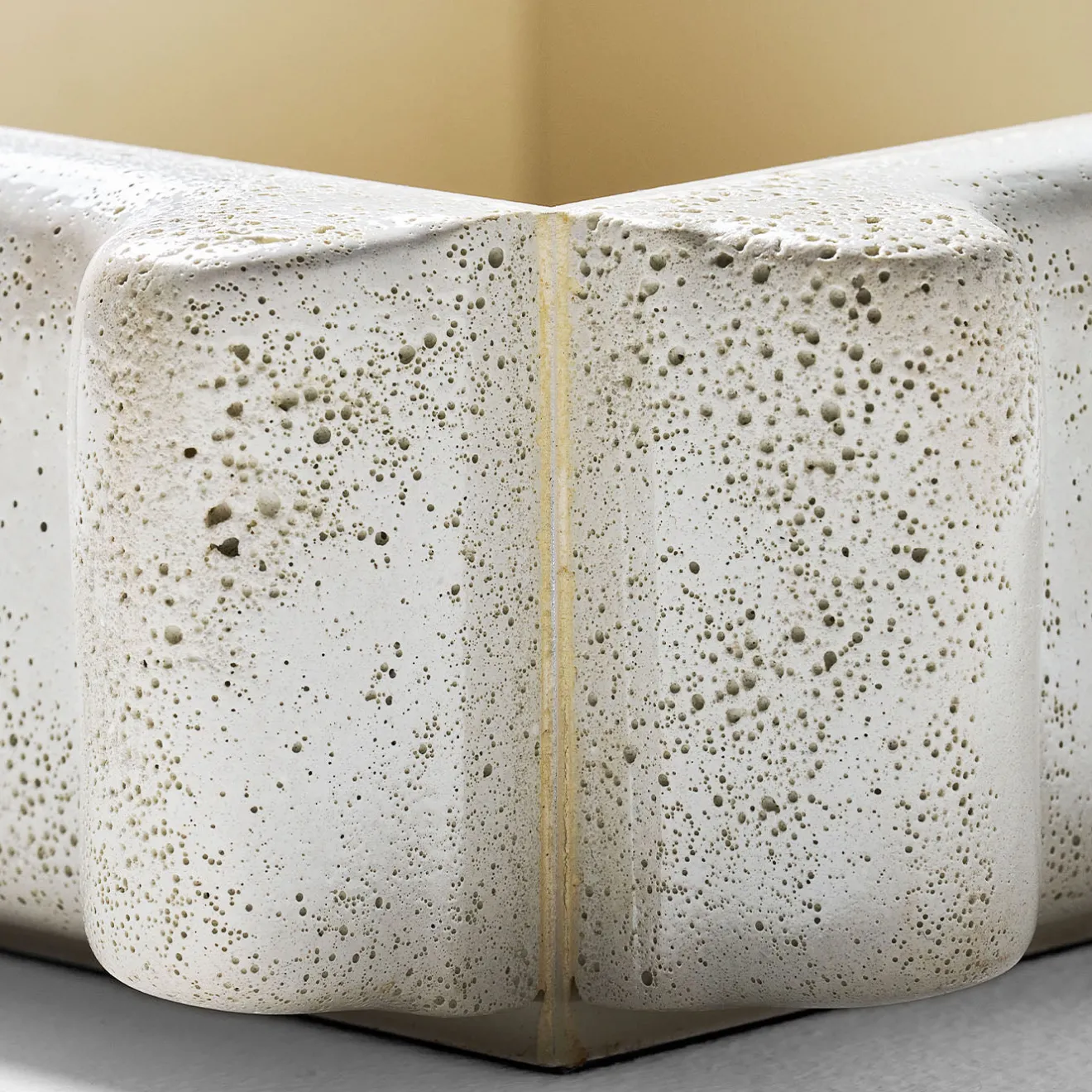 Cimento Svuotatasche Riva Bianco di Patricia Urquiola