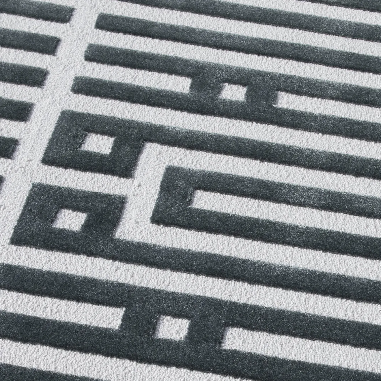 Carpet Edition Tappeto Labirinto in lana della Nuova Zelanda e tencel grigio di Ken Scott