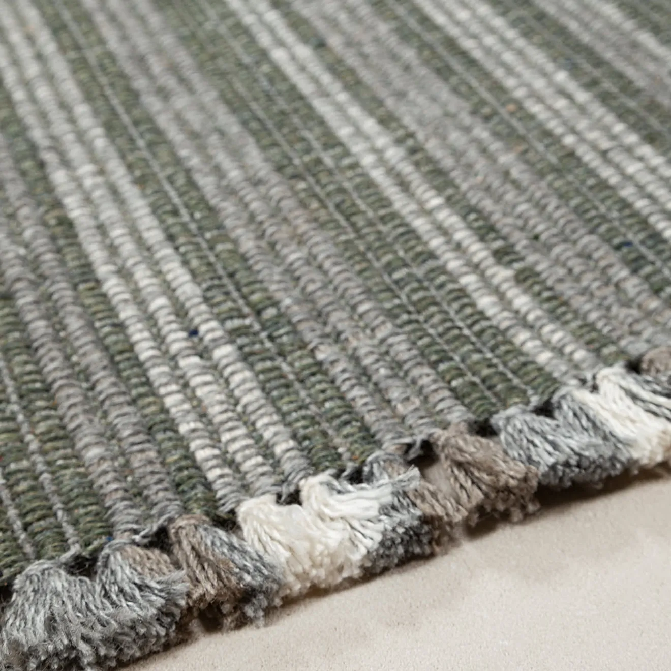 Amini Tappeto Prune Vintage Platinum Recycled PET In&Outdoor di Carlotta Fortuna