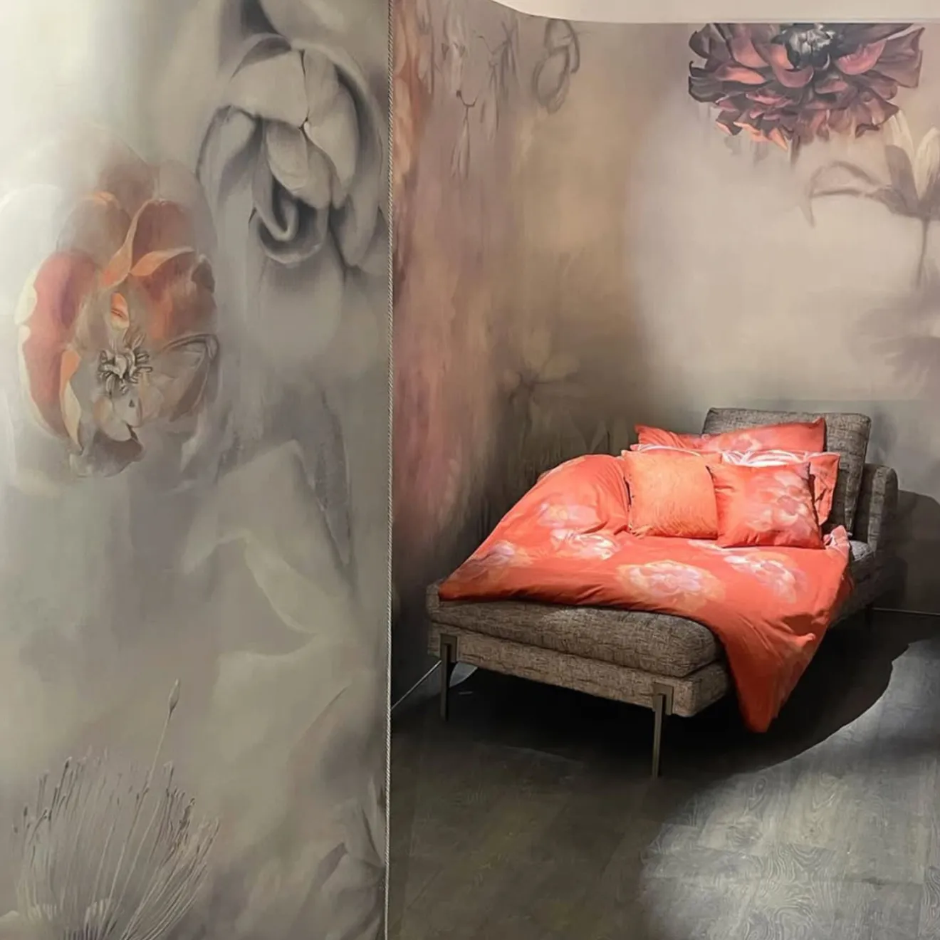 KOHRO Tessuto da rivestimento in cotone rosso e grigio blu Fleuraissance