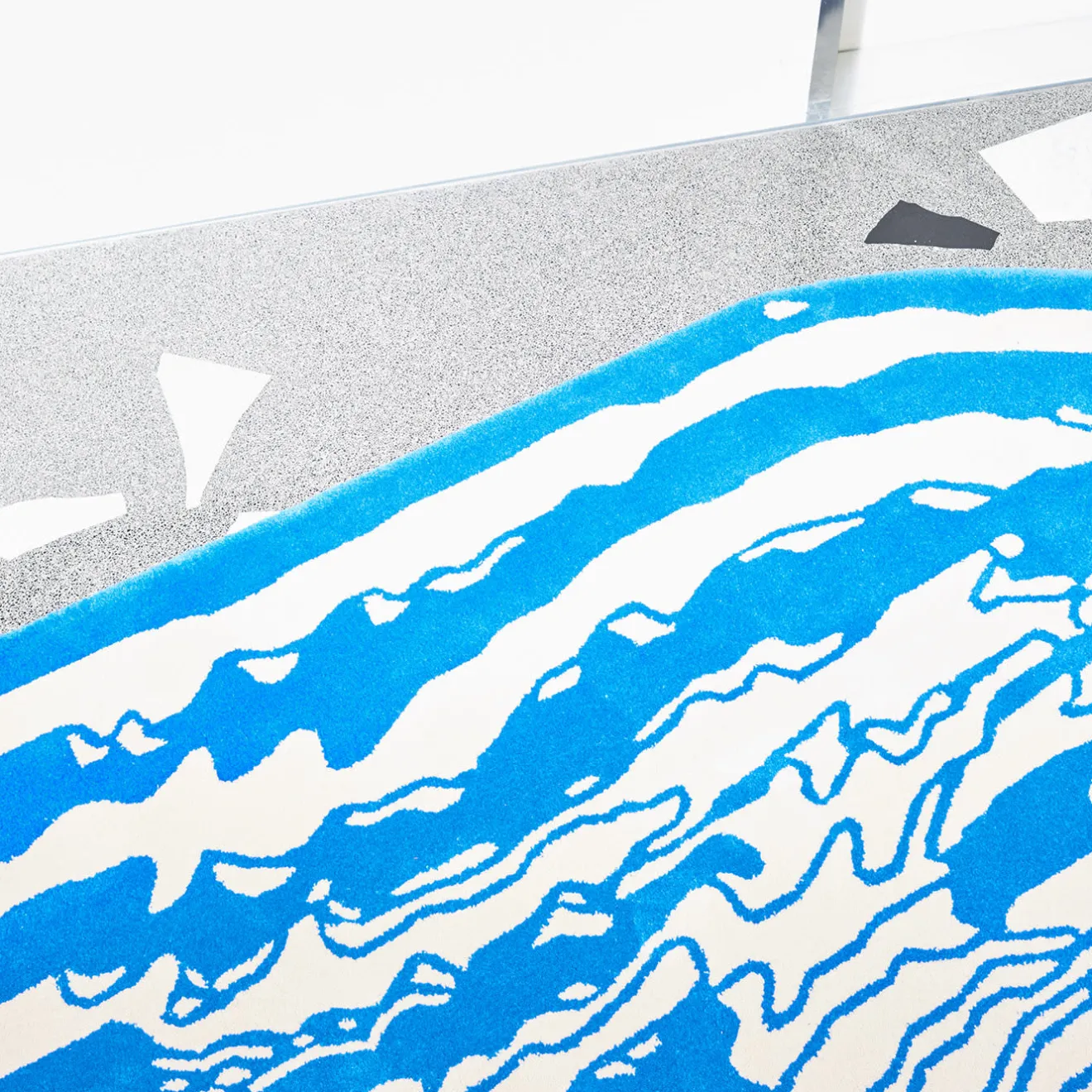 Carpet Edition The Floor Is Lava - Tappeto liscio blu eolico di PLACéE