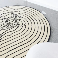 Carpet Edition The Floor Is Lava - Tappeto Lava Line bianco e nero di PLACéE