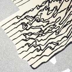 Carpet Edition The Floor Is Lava - Tappeto Lava Line bianco e nero di PLACéE