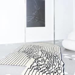 Carpet Edition The Floor Is Lava - Tappeto Lava Line bianco e nero di PLACéE