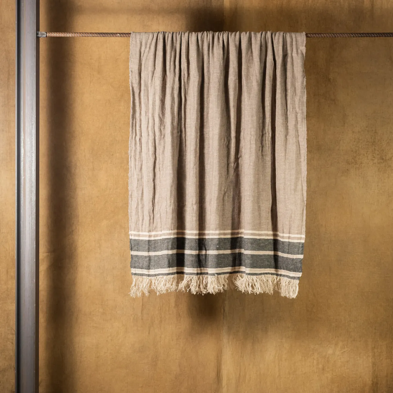 The House of Lyria Tormentato Coperta a righe ecrù con frange