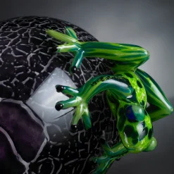 VGnewtrend Uovo di vetro nero screziato con rane verdi