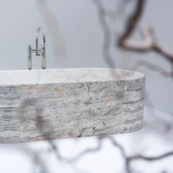 Kreoo Vasca da Bagno Blessed Tub in Travertino Silver e Bianco del Re