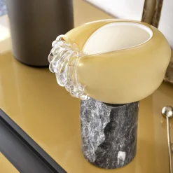 Aina Kari Vasi decorativi in vetro ambrato Stravedamento