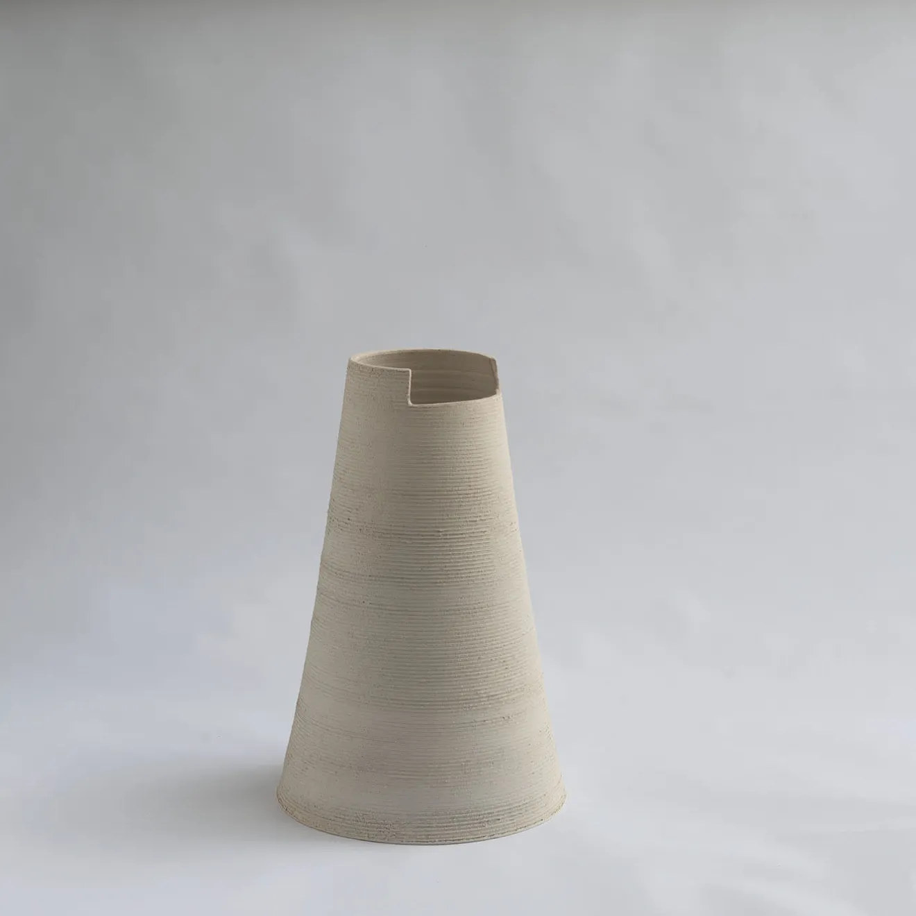 StudioNudo Vaso Alto in Argilla Sabbia Tagliata Light