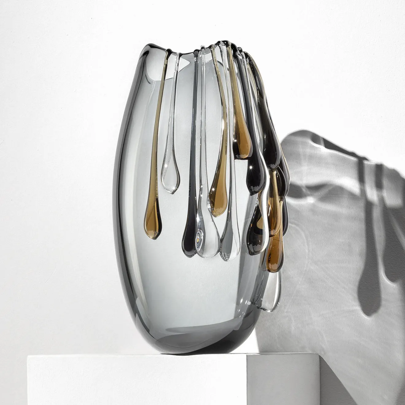 Aina Kari Vaso decorativo Like an Egg ovale in vetro grigio