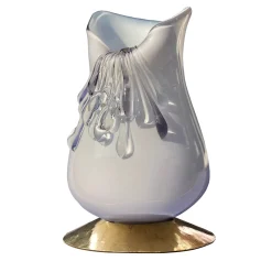 Aina Kari Vaso decorativo Stravedamento in vetro di Murano bianco e ottone martellato