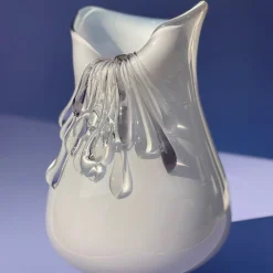 Aina Kari Vaso decorativo Stravedamento in vetro di Murano bianco e ottone martellato