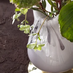 Aina Kari Vaso decorativo Stravedamento in vetro di Murano bianco e ottone martellato