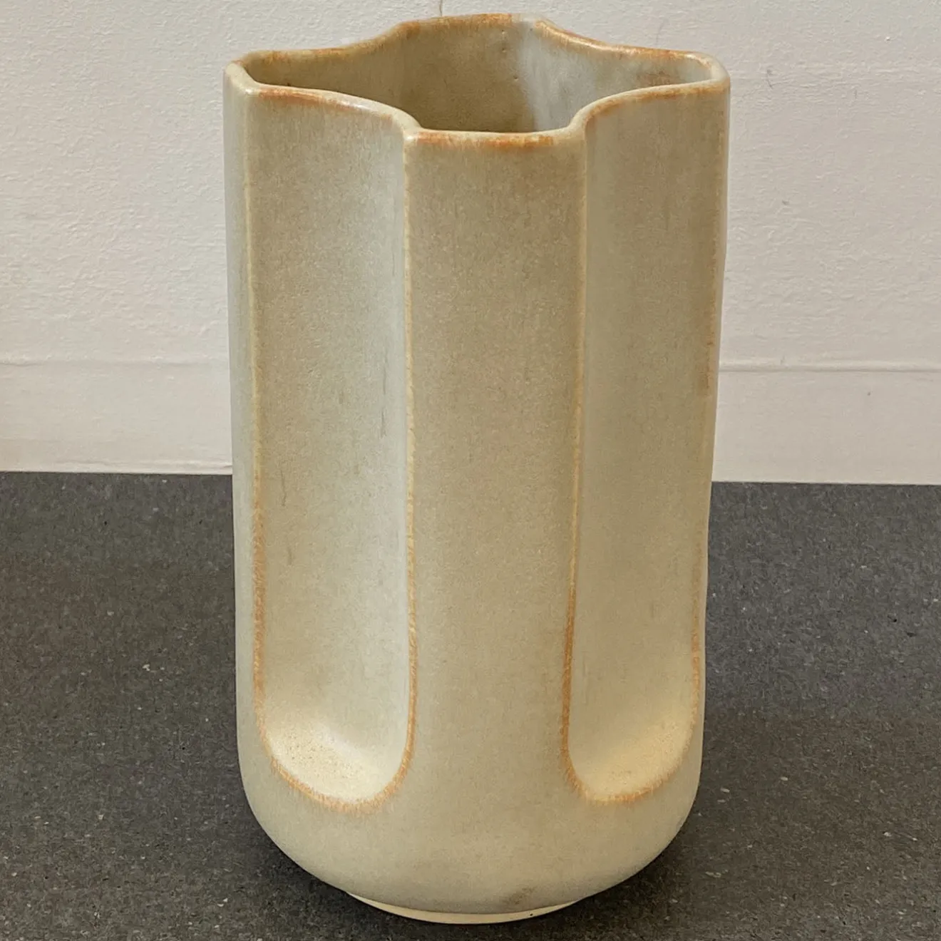 mg12 by Monica Geronimi Vaso Giuseppe Sabbia in ceramica smaltata beige opaco