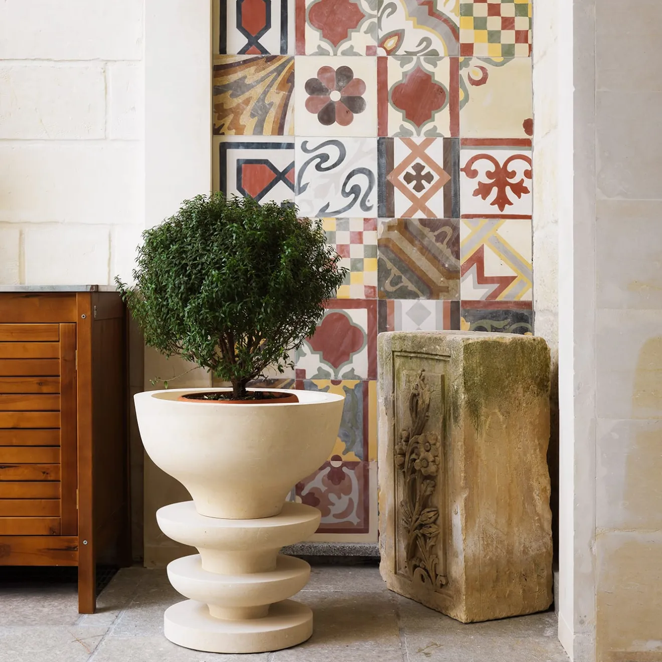 Pimar Limestone Vaso in pietra calcarea Ondulation di Matali Crasset